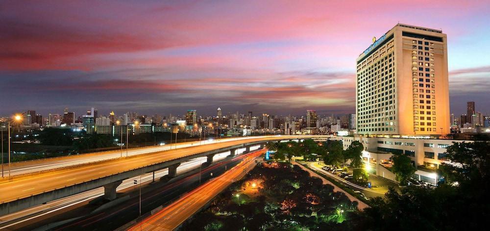 Golden Tulip Sovereign Hotel Bangkok Extérieur photo