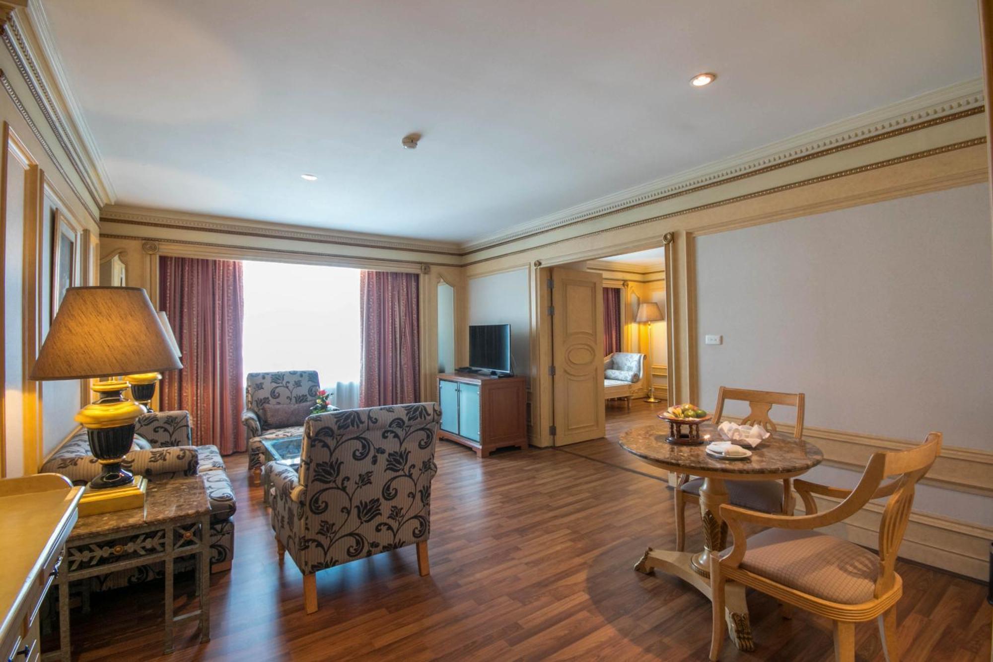 Golden Tulip Sovereign Hotel Bangkok Extérieur photo