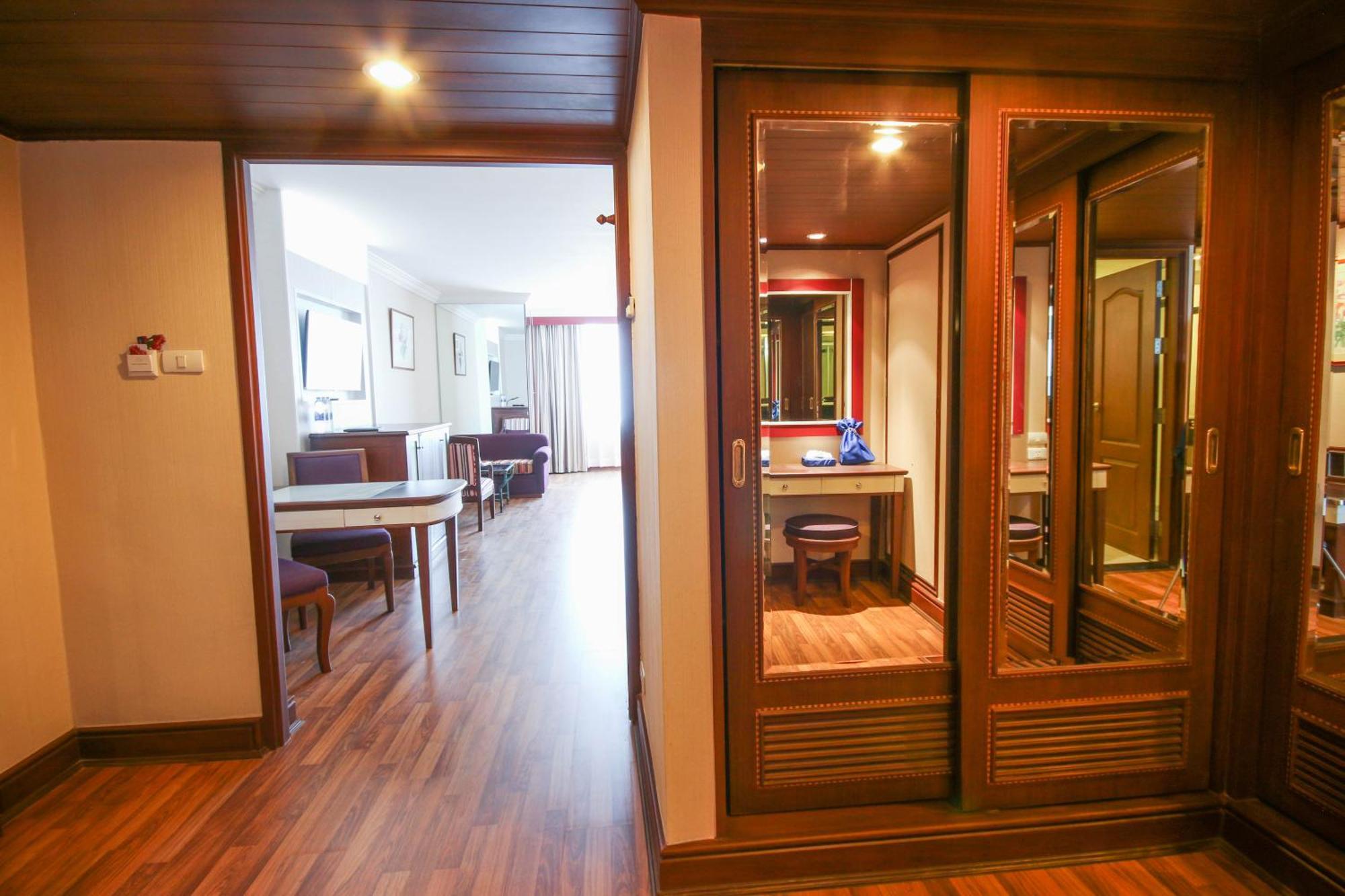 Golden Tulip Sovereign Hotel Bangkok Extérieur photo